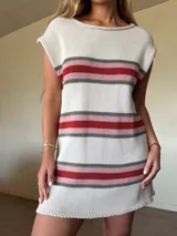 Vestido corto de punto de algodón color bordó, con diseño de rayas horizontales en tonos celestes y rojos, silueta recta y cuello redondo sin mangas.