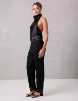 Pantalón de encaje negro con forro interno a tono, corte recto y pretina ancha elastizada.