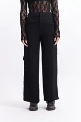 Pantalón cargo de tiro alto, color marrón, con pierna ancha y bolsillos laterales con tapa.