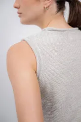 Chaleco gris de punto, confeccionado en 100% baby alpaca, sin mangas y con cuello redondo.