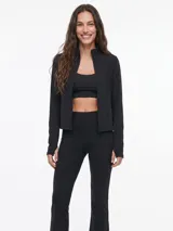 Campera deportiva negra de manga larga con cierre frontal y cuello alto.