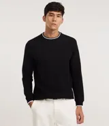 Remera de manga larga Marfinno con textura vertical, cuello redondo y puños con detalle de línea blanca contrastante.