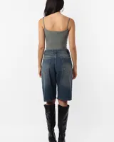 Top tipo musculosa básica de breteles finos confeccionado en microfibra, color gris.