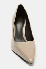 Zapato de tacón alto fino, confeccionado en piel con acabado brillante. Presenta un diseño de escote redondo y punta fina.