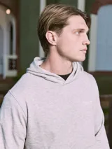 Canguro gris melange con capucha, mangas largas y bolsillo tipo canguro. Estampado en la espalda con la inscripción "Oakwood Nine Zero 90291 LA County".