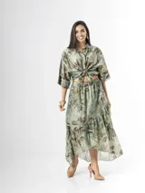 Falda midi de organdí color verde con estampado floreado, diseño cruzado con volados y corte asimétrico.