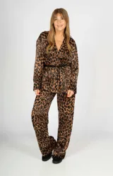 Blusa marrón con estampado animal print, corte holgado, mangas largas y lazo fino negro para ajustar en la cintura.