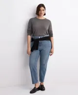 Pantalón de jean de corte recto y tiro medio, con diseño clásico de cinco bolsillos y cierre frontal con botón y cremallera. Presenta un acabado en tono azul medio con sutiles desgastes.