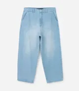 Pantalón de jean corte baggy, de tiro alto y pierna ancha, con diseño de cinco bolsillos, trabillas para cinturón y cierre frontal con botón y cremallera.