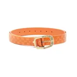 Cinturón color naranja de cuero vacuno con estampado de flores y hebilla metálica con detalle de flores.