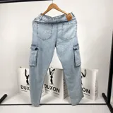 Pantalón jean celeste de corte recto con bolsillos cargo laterales con fuelle.