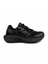 Championes deportivos Umbro modelo Gridlock, color negro, con diseño de malla transpirable y suela de plataforma robusta. Presenta el logo de la marca en el lateral.