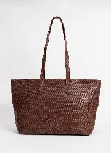 Bolso shopper grande de cuero marrón con diseño trenzado y doble asa de hombro.
