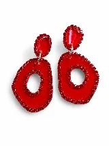 Aros colgantes de resina color rojo esmaltados, decorados con incrustaciones de strass a lo largo de sus bordes y alrededor del agujero central.