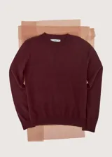 Jersey bordó de punto fino con cuello redondo y manga larga, de corte recto y clásico.