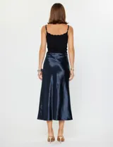 Falda midi de satén color azul marino, de corte al bies y pretina elástica.