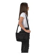 Bolso tipo tote de tamaño pequeño, color negro, con doble asa de mano y correa ajustable para el hombro. Presenta un bolsillo frontal con cierre y un diseño funcional con cierre superior.