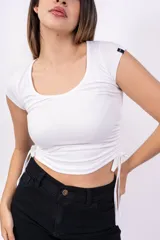 Remera de mangas cortas color rosa, con escote redondo y frunce lateral con lazos.