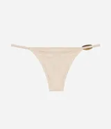 Bombacha de bikini colaless color beige, confeccionada en microfibra acanalada con laterales finos y detalle de aplique circular carey en el lateral derecho.