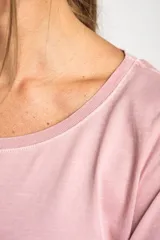 Remera color amarillo mostaza de algodón peinado, con escote redondo y mangas 3/4. Corte ajustado al cuerpo.