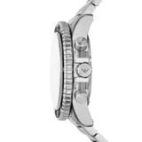 Reloj cronógrafo Emporio Armani con caja de acero inoxidable de 43 mm, esfera negra con subesferas y malla de acero plateado. Cuenta con movimiento solar, indicador de fecha y resistencia al agua de 10 ATM.