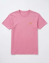 Remera de manga corta color fucsia, con efecto de teñido desgastado, cuello redondo, bordado pequeño en el pecho y estampa gráfica en la espalda.