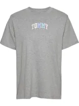 Remera gris de corte recto, con cuello redondo y mangas cortas. Estampado frontal con el logo de Tommy Jeans en letras color pastel.