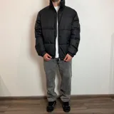 Jean de corte baggy en color negro con efecto lavado, de tiro medio y ajuste holgado en las piernas.