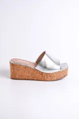 Sandalia plateada con plataforma de corcho, taco de 6.5 cm y plantilla cuadrada.