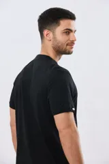 Remera estilo polo con cuello mao y manga corta, de color bordó con detalles en azul en los bordes de las mangas y cuello. Cuenta con cierre frontal parcial de tres botones y pequeño logo bordado en el pecho.