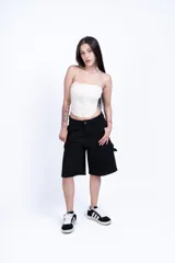 Corset blanco strapless con ballenas y cierre trasero con cordones.