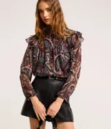 Blusa de chiffon con estampa paisley multicolor, cuello alto con volados, mangas largas y corte suelto.