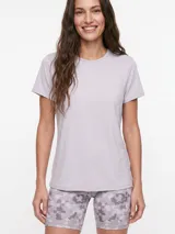 Remera deportiva negra de manga corta, con costuras laterales visibles y calce ajustado.