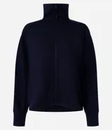 Campera deportiva negra confeccionada en microfibra pesada, con cuello alto doblado, cremallera delantera con cordón en el tirador y puños ajustados.