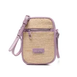 Bandolera mini Extra Large modelo Joan, con cuerpo de efecto mimbre tejido y detalles en cuero sintético color lila. Cuenta con un compartimento principal con cierre, un bolsillo frontal con cierre y correa regulable.