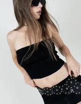 Top strapless negro confeccionado en tejido elástico texturado, con diseño ajustado al cuerpo.