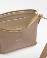 Bandolera pequeña Adolfo Dominguez de textura charol y color tostado, con un compartimento principal con cierre de cremallera y bolsillo interior. Asa larga regulable con hebilla metálica y detalle de tiras colgantes en el lateral, con logo grabado.