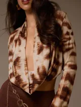 Top de manga larga confeccionado en mesh elastizado, con estampa abstracta en tonos beige y marrón. Presenta escote drapeado profundo y mangas acampanadas.