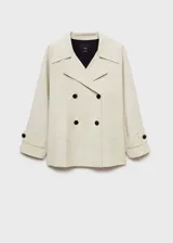 Anorak color beige con cuello de solapa, doble botonadura, manga larga con trabillas y dos bolsillos laterales. Diseño recto y midi con forro interior.