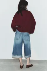 Sudadera de cuello redondo y manga larga, color bordó, con estampado frontal en blanco que dice "Chasing The Sunset's Glow SAN DIEGO 1980 PACIFIC HARBOR".