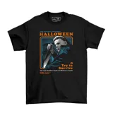 Remera negra de algodón con estampa frontal inspirada en la película Halloween, presentando a Michael Myers con un cuchillo y texto temático.