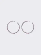 Par de aros tipo argolla plateados con incrustaciones de strass multicolor. Cierre con tornillo y tapón.