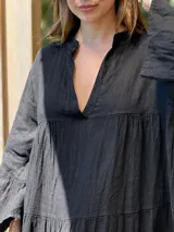 Vestido largo color verde oliva, de lino, con corte amplio, cuello mao, escote en V y mangas largas acampanadas.