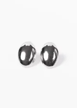 Aros colgantes de acero quirúrgico plateado, con forma ovalada y superficie lisa.