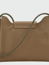 Cartera crossbody pequeña de cuero, color verde oliva, con solapa frontal con cierre de broche a presión y correa larga ajustable.