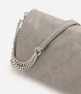 Cartera shoulder mediana Satinato confeccionada en PU gris, con solapa frontal, costuras pespunteadas diagonales y doble asa de cadena metálica plateada.
