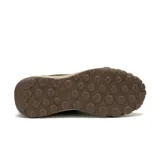 Calzado de trekking Caterpillar modelo Hex Ready Lo, color marrón con suela de goma en tonos marrones y beige. Confeccionado en cuero y gamuza, cuenta con cordones y el nombre de la marca lateral grabado.