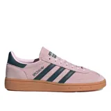 Championes Adidas Handball Spezial color rosa con detalles en verde oscuro y suela color caramelo.