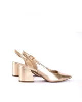 Zapatos de tacón color dorado metalizado, con punta fina y taco cuadrado de 7 cm. Tienen una tira trasera con hebilla para ajuste.