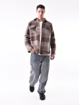 Sobrecamisa a cuadros azul y gris con cuello clásico, cierre frontal con botones, dos bolsillos con solapa abotonada en el pecho y puños abotonados.